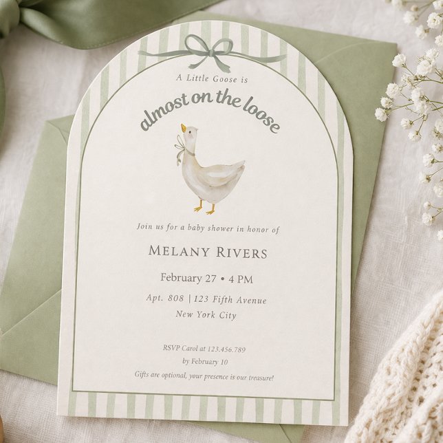 Söt Gås på Loppet Sagogrön Båge Bebisens Förfestni Inbjudningar (Cute Goose on the loose Sage Green Bow Baby Shower Invitation)