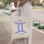 Söt Gemini Astrology Anpassningsbar Birthday Tygkasse<br><div class="desc">Den här söt lilan och lavender Gemini i väskan har ditt astrologiska tecken från Zodiac i en vacker gnistra som konstellationerna. Anpassa den här söta symbolpresenten för astrologi med ditt namn i kursivt skript för någon med en sen Junifödelsedag i maj eller tidigt.</div>