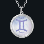 Söt Gemini Astrology SigPersonlig Lila  Silverpläterat Halsband<br><div class="desc">Den här söt lilan och lavender Gemini-halsbandet har ditt astrologiska tecken från Zodiac i en vacker gnistra som konstellationerna. Anpassa den här söta symbolpresenten för astrologi med ditt namn i kursivt skript för någon med en sen Junifödelsedag i maj eller tidigt.</div>