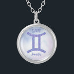 Söt Gemini Astrology SigPersonlig Lila  Silverpläterat Halsband<br><div class="desc">Den här söt lilan och lavender Gemini-halsbandet har ditt astrologiska tecken från Zodiac i en vacker gnistra som konstellationerna. Anpassa den här söta symbolpresenten för astrologi med ditt namn i kursivt skript för någon med en sen Junifödelsedag i maj eller tidigt.</div>