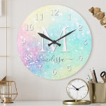 Söt Glitter Holografiskt irdescent Girly Rund Klocka<br><div class="desc">En trendig söt chic med båda glitter-bakgrunden i vackert pastel färg. Du kan enkelt anpassa dig med ditt anpassningsbar monogram och/eller namn.</div>