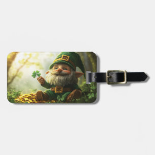 Söt gnomtomte med shamrock och klöver bagagebricka