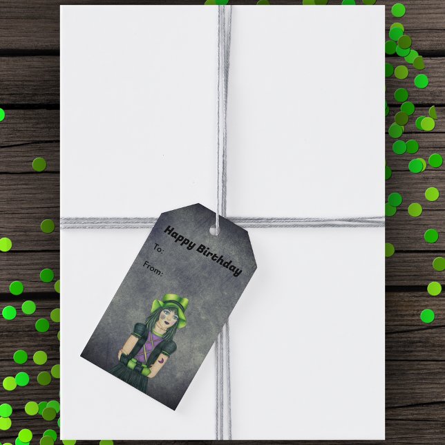 Söt gotisk flicka Grön mössa Tatueringar Födelseda Presentetikett (Pretty Goth Girl tattoos green hat black dress on grey with tinge of glowing green birthday gift tag)