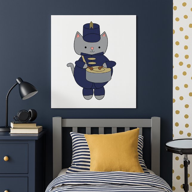 Söt grå katt marscherande trumillustration poster (A poster of a gray cat playing the drums in a navy blue & gold marching band uniform.)