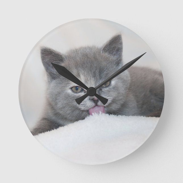 Söt Grå Katt Räcker Ut Tungan! Rund Klocka (Framsida)