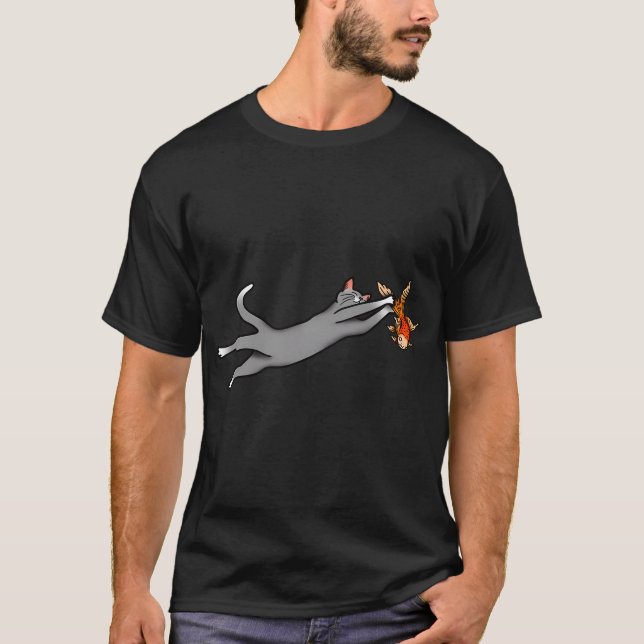 Söt grå katt som fångar en guldfisk t shirt (Framsida)