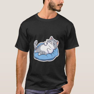 Söt grå och vit tabby smokingkatt som slappnar av t shirt