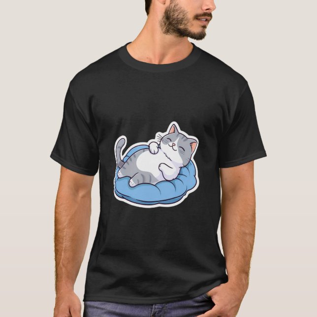 Söt grå och vit tabby smokingkatt som slappnar av  t shirt (Framsida)