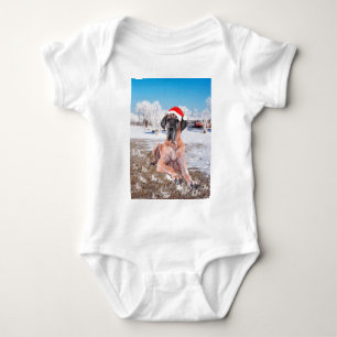 Söt Grand Danois hund sittande i snö julhatt T Shirt