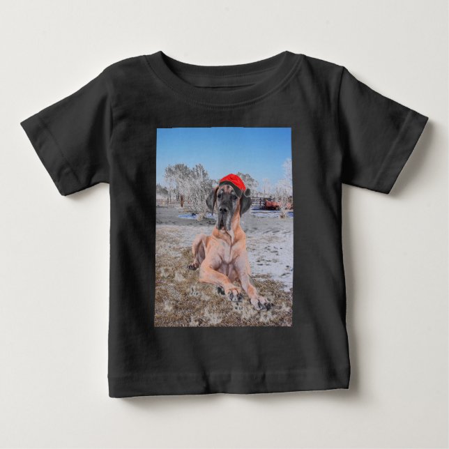 Söt Grand Danois hund som sitter i snö julhatt T-shirt (Framsida)