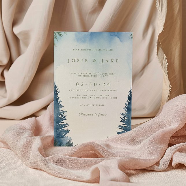 Söt gräs träd-gröntens bröllopsinbjudan inbjudningar (Blue watercolor forest wedding invitation with pine tree border and elegant typography.)