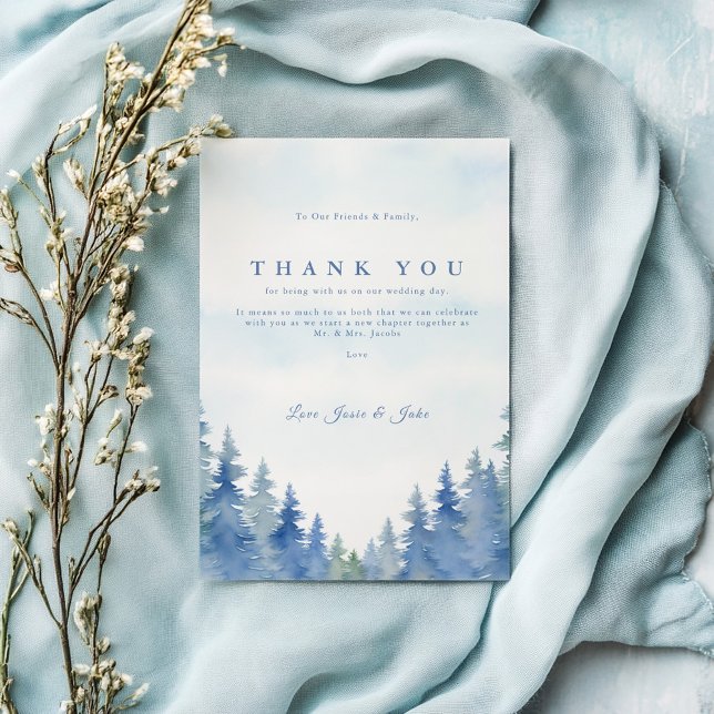 Söt gräs träd, vinterbröllop i bord tack kort (Blue watercolor forest wedding thank you card with elegant script and pine tree border.)