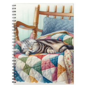 Söt Grått Cat Sleeping on a Quilt Anteckningsbok