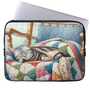 Söt Grått Cat Sleeping on a Quilt Laptop Fodral