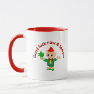Söt grön alv som håller en shamrock mugg