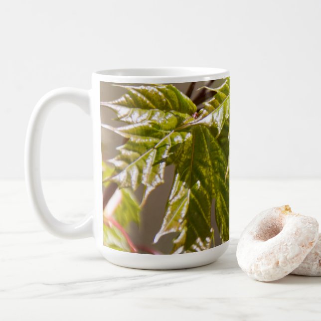 Söt grön lönnkvist med små blad kaffemugg (Med munk)