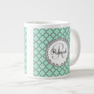Söt Grönt och Grått Quatrefoil Monogram Laurel Jumbo Mugg