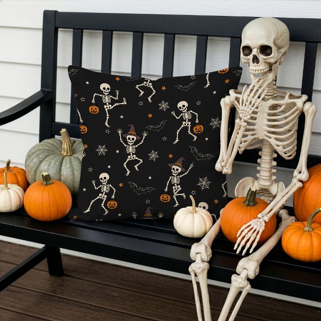 Söt Halloween-dansande skelettmönster svart Kudde (Skapare uppladdad)