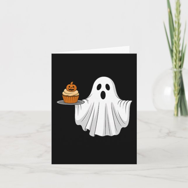 Söt Halloween-ghost som håller Pumpkin Cupcake-fic Kort (Framsida)