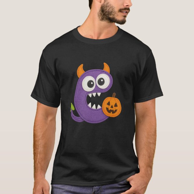 Söt Halloween-monster C som håller pumpa T Shirt (Framsida)