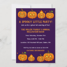 Söt Halloweenfest med liten pumpa