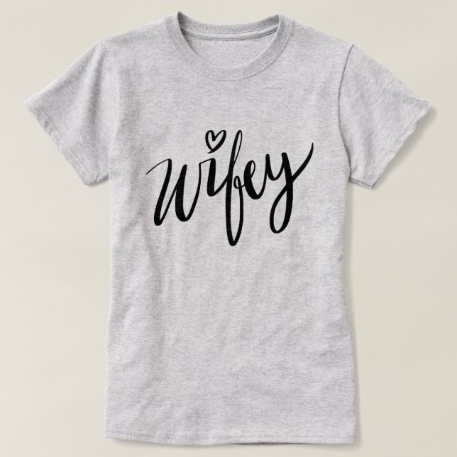Söt hand med bokstäver WIFEY för att skjorta nyföd Tee (Design framsida)