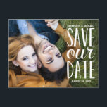 Söt handgjord typografi Foto Spara datum Meddelande Vykort<br><div class="desc">Denna rustika,  fantasifulla rädda datum-fotokort har texten "Spara vårt datum" skriven i en vacker,  handgjord typografi. Designen överlagrar ett fotografi som sträcker sig över hela ytan. Anpassa med dina bröllopsdetaljer och favoritfoto.</div>