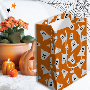 Söt happy halloween-spöke med orangens bakgrund