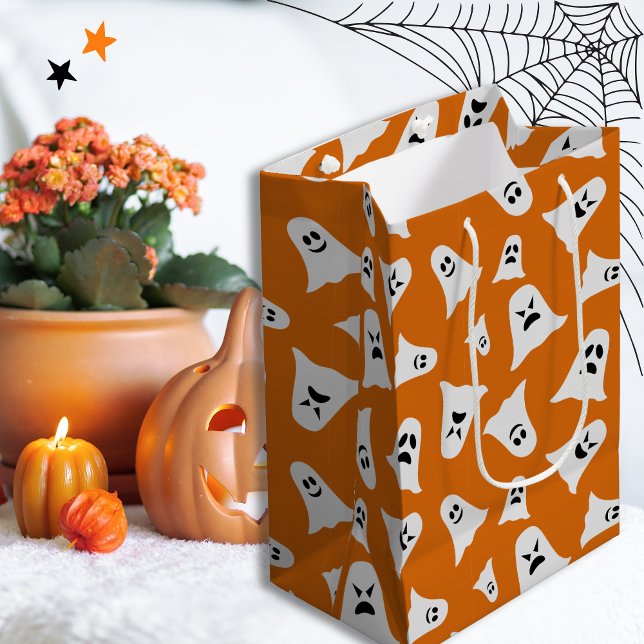 Söt happy halloween-spöke med orangens bakgrund (Happy Halloween cute ghost with orange background Medium Gift Bag)