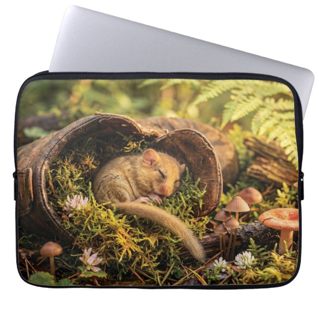 Söt hasselsovare som sover inuti en läderstövel laptop fodral (Framsidan)
