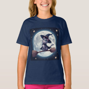 Söt häxa katt på kvast under fullmånehimmel 🎃 t shirt