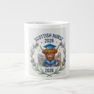 Söt Highlandko som vårdar sig - Examen 2026 - Klas Jumbo Mugg