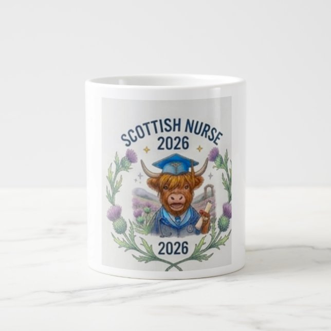 Söt Highlandko som vårdar sig - Examen 2026 - Klas Jumbo Mugg (Framsidan)