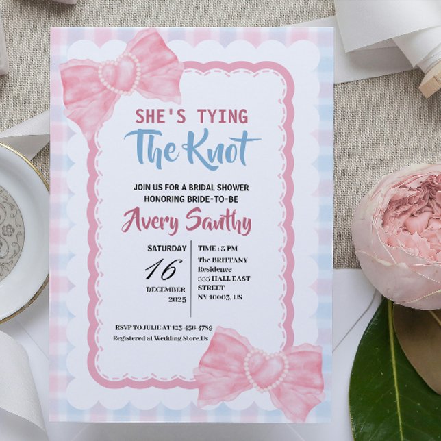 Söt Hon Giftar Sig Rosa Blått Bröllopsdusch Inbjudningar (she's tying the knot minimalist pink bow bow bridal shower chic feminine typography whimsical simple)