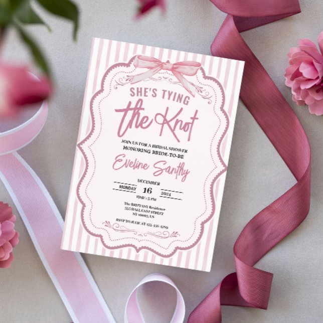 Söt Hon knyter knuten Rosa Vit Bröllopsdusch Inbjudningar (“She’s Tying the Knot” Pink Bridal Shower Invitation. Featuring elegant pink and white stripes)