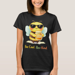 Söt honungsbi med solglasögon 'Bee Cool Bee Kind' T Shirt