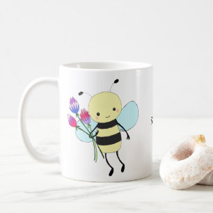 Söt honungsbi som håller blommor anpassat namn kaffemugg