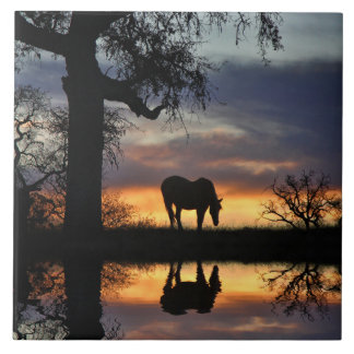 Söt Horse and Sunset with Oak Träd and Vatten Kakelplatta