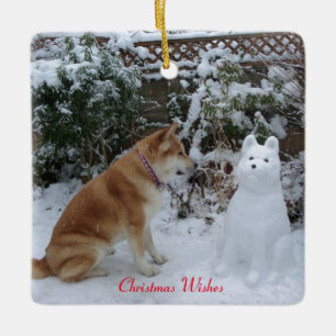 Söt hund med snögubbe vid julklappar julgransprydnad keramik
