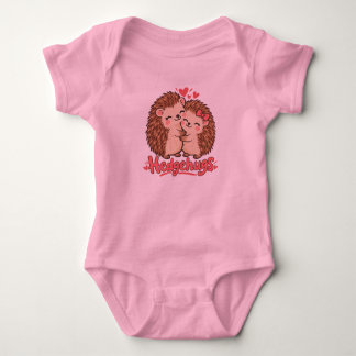 Söt Igelkott Kramar Bebis T Shirt