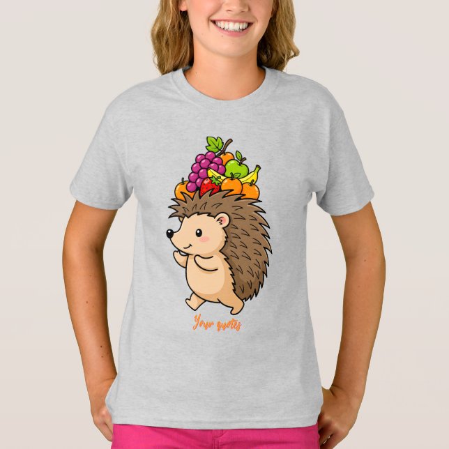 Söt Igelkott som Bär Färsk Frukt T Shirt (Framsida)