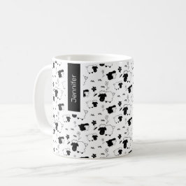 Söt illustration av får i svart och vitt monogram kaffemugg