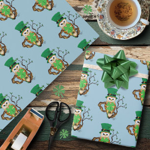 Söt irländsk illustration av lycklig grön uggla presentpapper