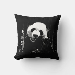 Söt jättepanda björn med välsmakande bambublad kudde