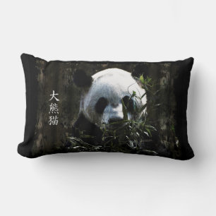 Söt jättepanda björn med välsmakande bambublad lumbarkudde