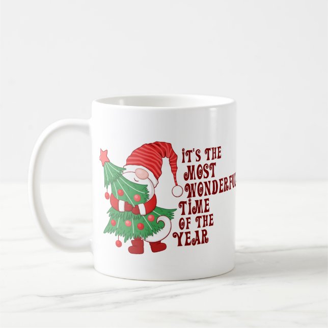 Söt julgnom som kramar ett träd kaffemugg (Vänster)