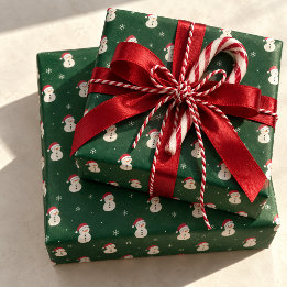 Söt julgran i skoggrön färg för julpresentinslagni presentpapper