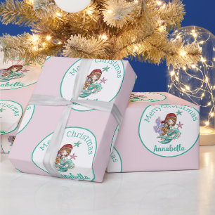 Söt julhavsfröken i tomteluva på rosa presentpapper