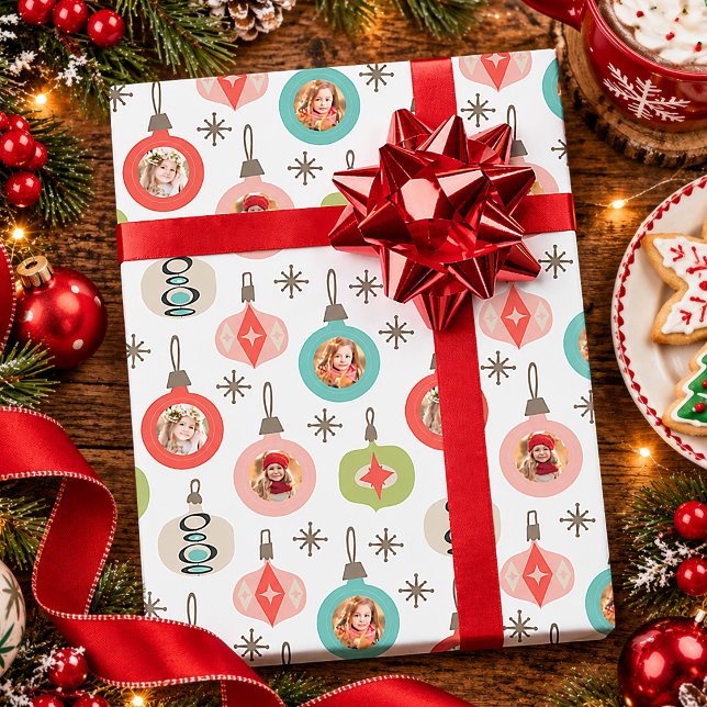 Söt julig fotokollage presentpapper (personalize this cute retro ornament pattern with 3 of your own photos inside the ornaments)