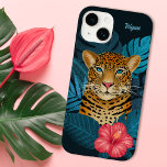 Söt Jungle Leopard Blommigt Art | Blå | NAMN<br><div class="desc">Det här fantastiska telefonfodralet har en hand plockade/målad leopard, med tropiska djungelns löv i blå nyanser och en ljus rosa hibiscus-blomma över en anpassningsbar färg (visas i mörkens marinblått). En textmall ingår för enkel anpassning. Modern, vacker och färgstark - gör en underbar gåva! *Bild / Illustration efter Tracey Khalei /...</div>